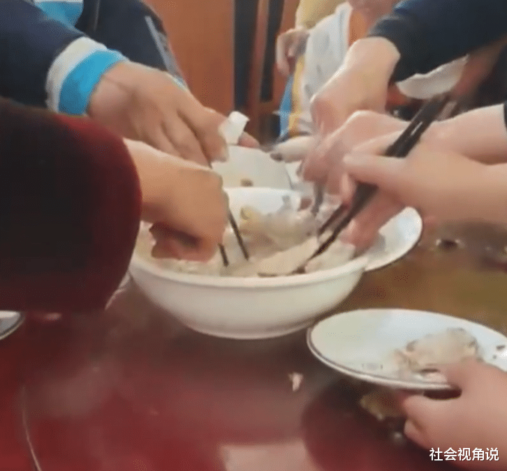 社会视角说 山东一酒席上宾客抢菜，桌面狼藉汤水横流，孩子争不过大人