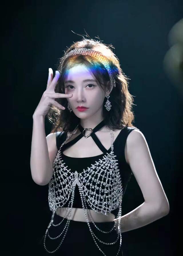 许佳琪|冯提莫平安夜祝福满满，希望大家都能平安喜乐，真正暖心的祝福