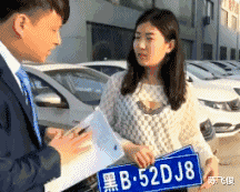 西装 “我都穿成这样去相亲了，男生就带我吃这个，是不是太小气了？”