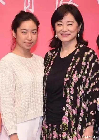 |妈妈美女儿丑，10对明星母女颜值差距大，全因爸爸基因拖后腿