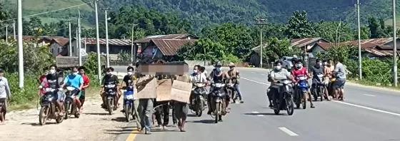 缅甸摩的司机遇劫匪,遭暴打后强撑着抢回摩托车