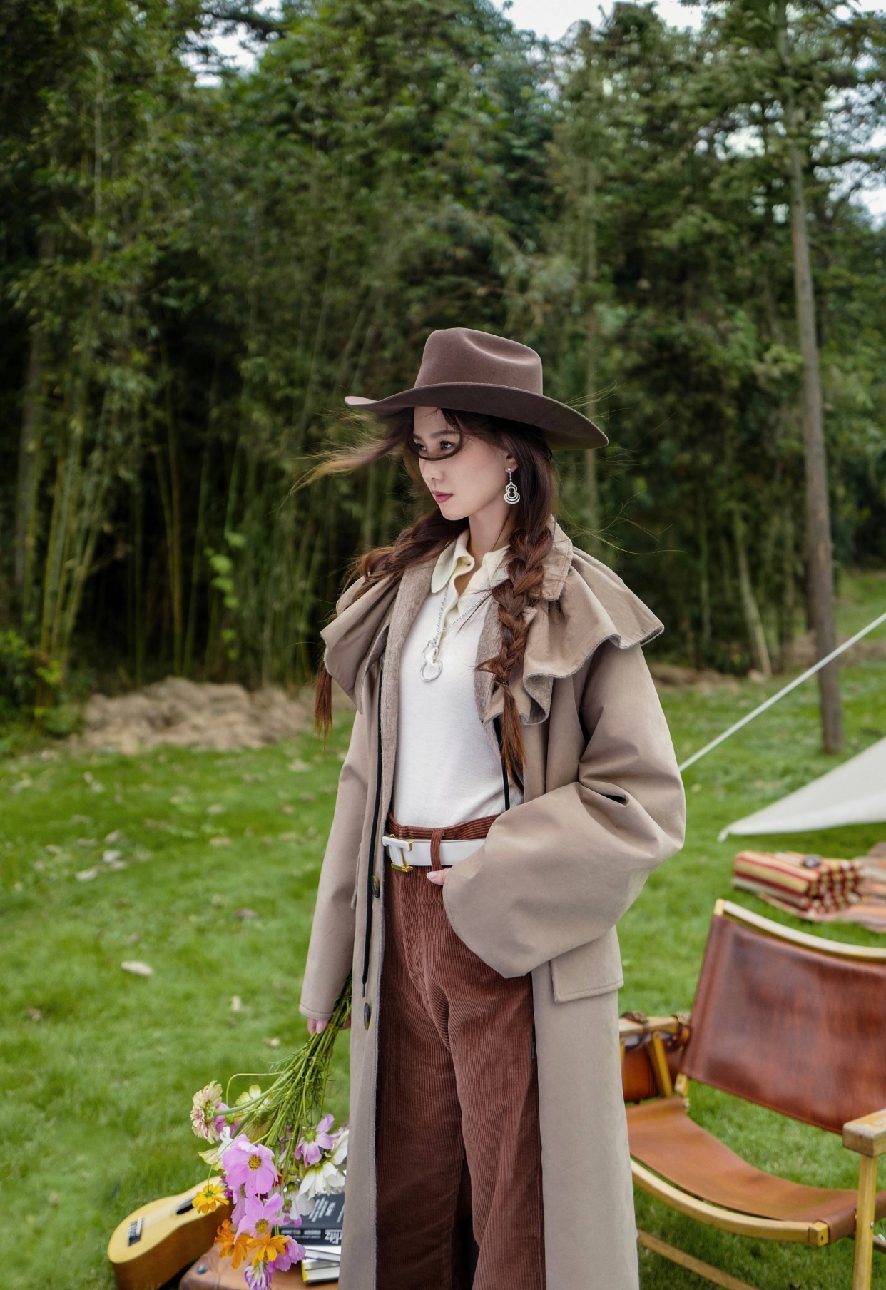 刘诗诗|刘诗诗戴眼镜化身学生妹，运动套装配大衣高级时髦，又酷又飒