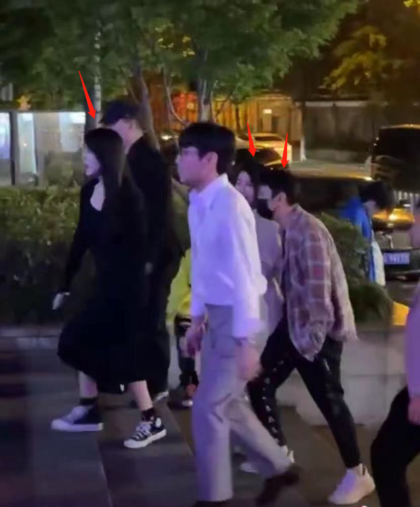 王思聪|王思聪深夜酒吧嗨玩，两美女网红寸步不离，为“争宠”推搡不断