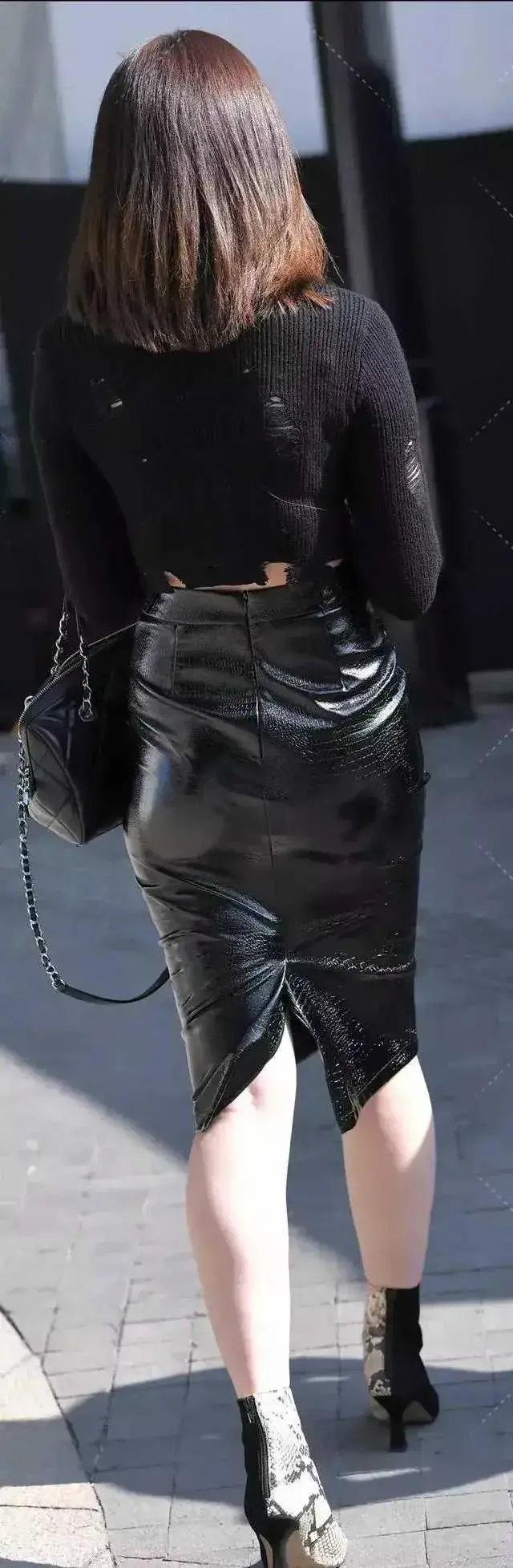 就聊一下|又是一个穿黑皮裙的美女，她的鞋子也与众不同