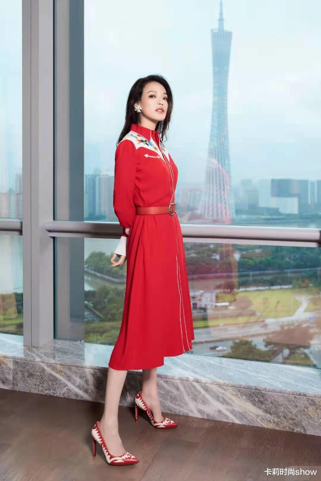 卡莉时尚show|舒淇躲过发福发胖，年近半百穿搭优雅又大气，女神称号果然不虚