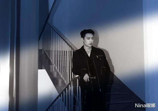 张艺兴|张艺兴官宣湖南税务大使！穿黑西装配衬衫手拿证书，真给张家长脸