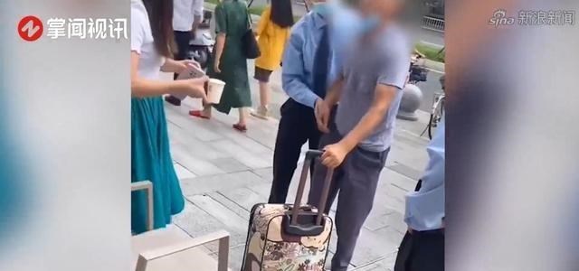 吴有情聊|太悲凉！成都一老人当街晕倒，拒绝好心人打120，表示自己没有钱