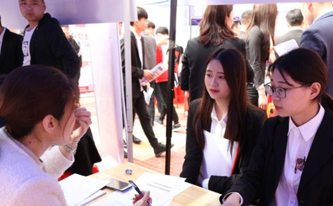 |大学毕业生面试被问，有5瓶水6个领导怎么分？高情商回答被录取