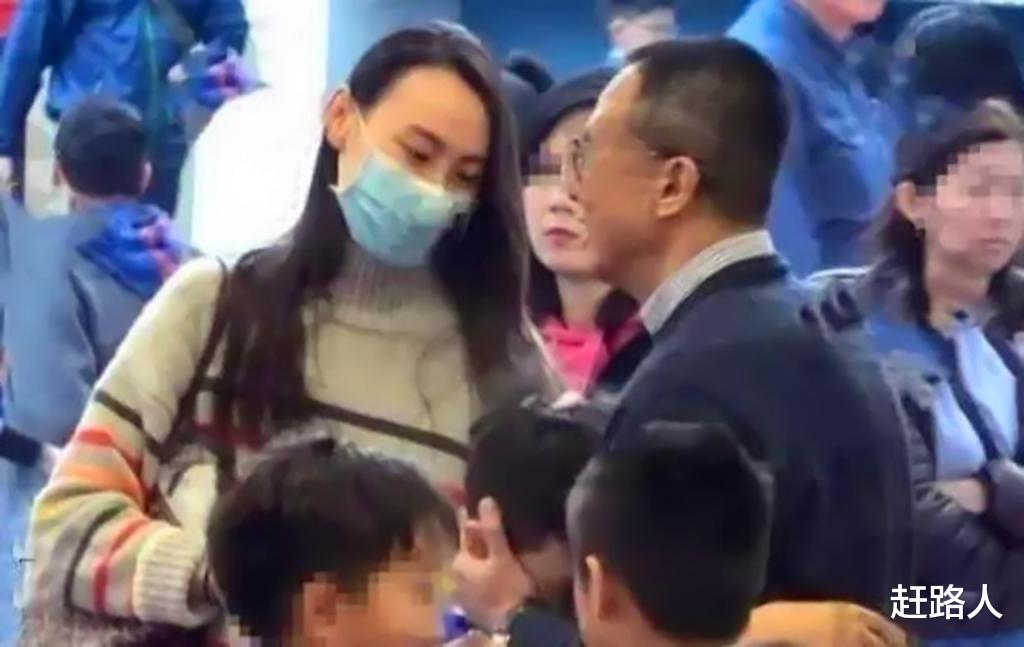 梁洛施|梁洛施分手十年，大儿子长到妈妈肩膀头，再过10年她不想进豪门都不行