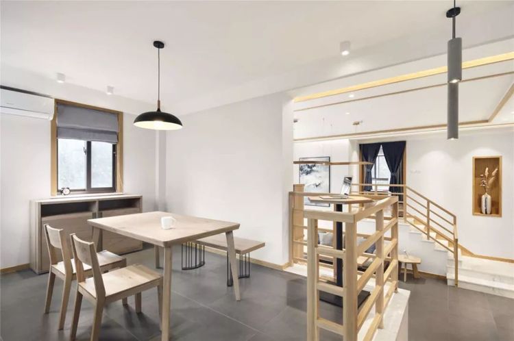 原木北欧搭配日式风，他家如此宽敞全靠几面墙的收纳！