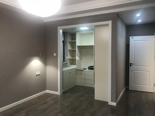 我装修时不听劝,执意把卫生间改成衣帽间,现在越住越害怕