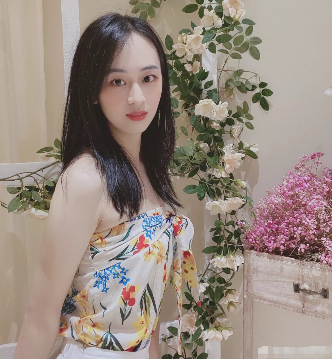 27君|格子纹宽根吊带配上黑色甩裤,纤细苗条!