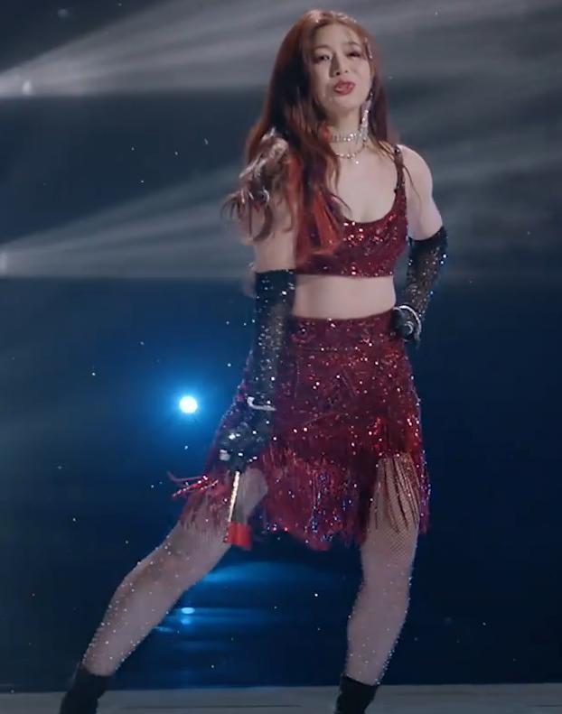 陈妍希|陈妍希穿渔网袜想撩一把，贴满钻逆光站时，双腿“腿毛”吓到我了