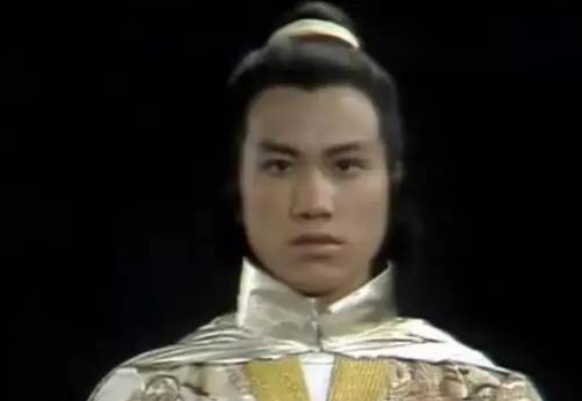 周星驰|他一手捧红周星驰，如今没钱治病，星爷百亿身家为何不帮他？