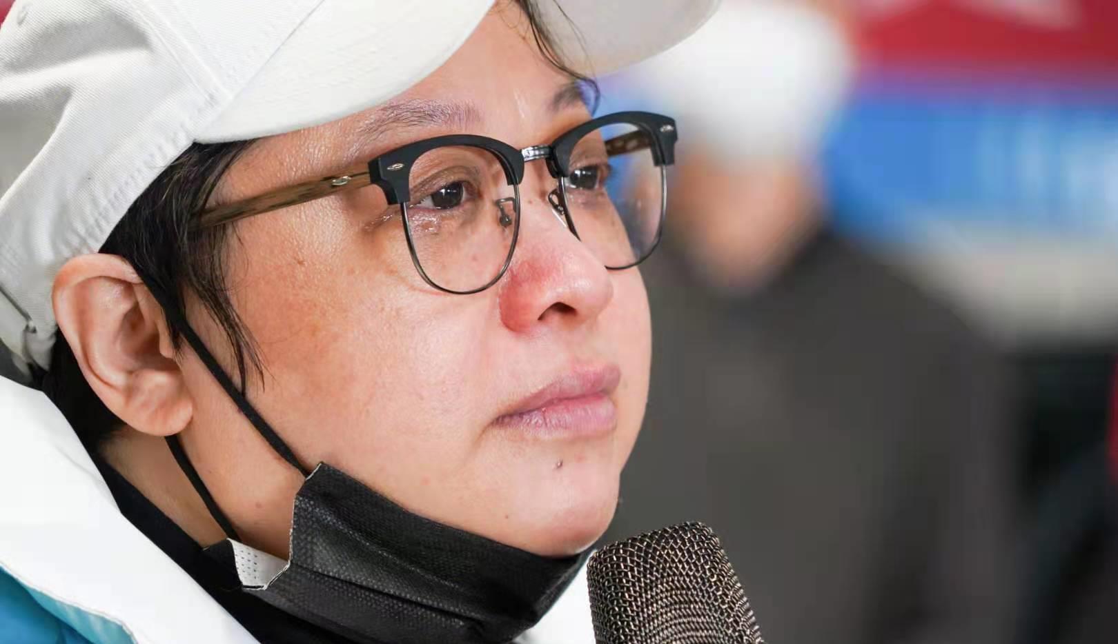 韩红|韩红救灾带摄像团队引争议，路人上前拍照被怼，做好事为何被骂？