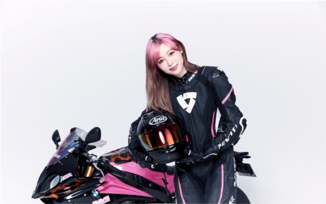 |痞幼做一日女友服务，被男粉丝摸脸后躲闪，拒绝粉丝坐摩托扶她腰