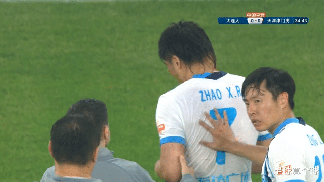 大连|中超1-0!天门沟之战大连人赢了!郑龙疯狂亲吻他脖子,怒吼庆祝