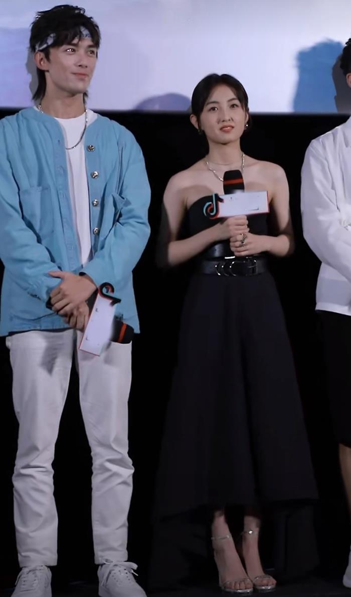 方脸妹说时尚|张子枫高调现身首映礼,穿露肩小黑裙站C位容光焕发,气质大变样