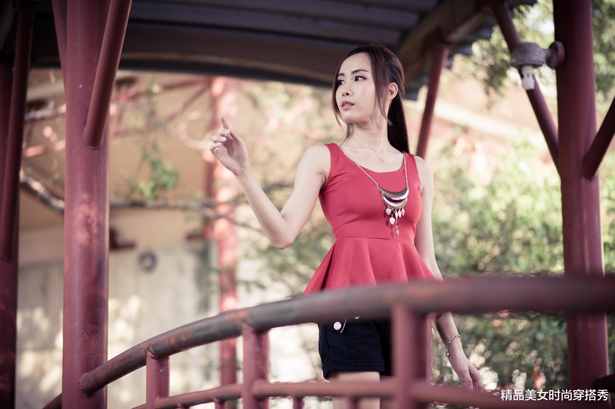 精品美女时尚穿搭秀|红色无袖小衫搭配黑色的短裤,街范十足,吸睛的红色简约版型