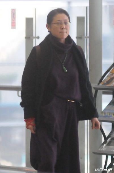 修图|没修图的大合影，看到了倪萍最真实的样子，皮肤黑瘦了也不漂亮