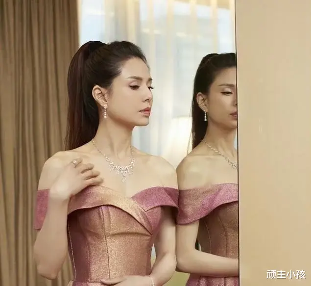 李若彤|李若彤真够丰满，46岁穿抹胸裙还有“凹凸”身材，小花们都嫉妒了