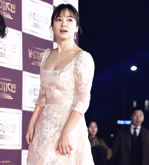 全球时尚号|宋慧乔胖了,穿白色礼服裙有了“贵妇”感,刘海好减龄