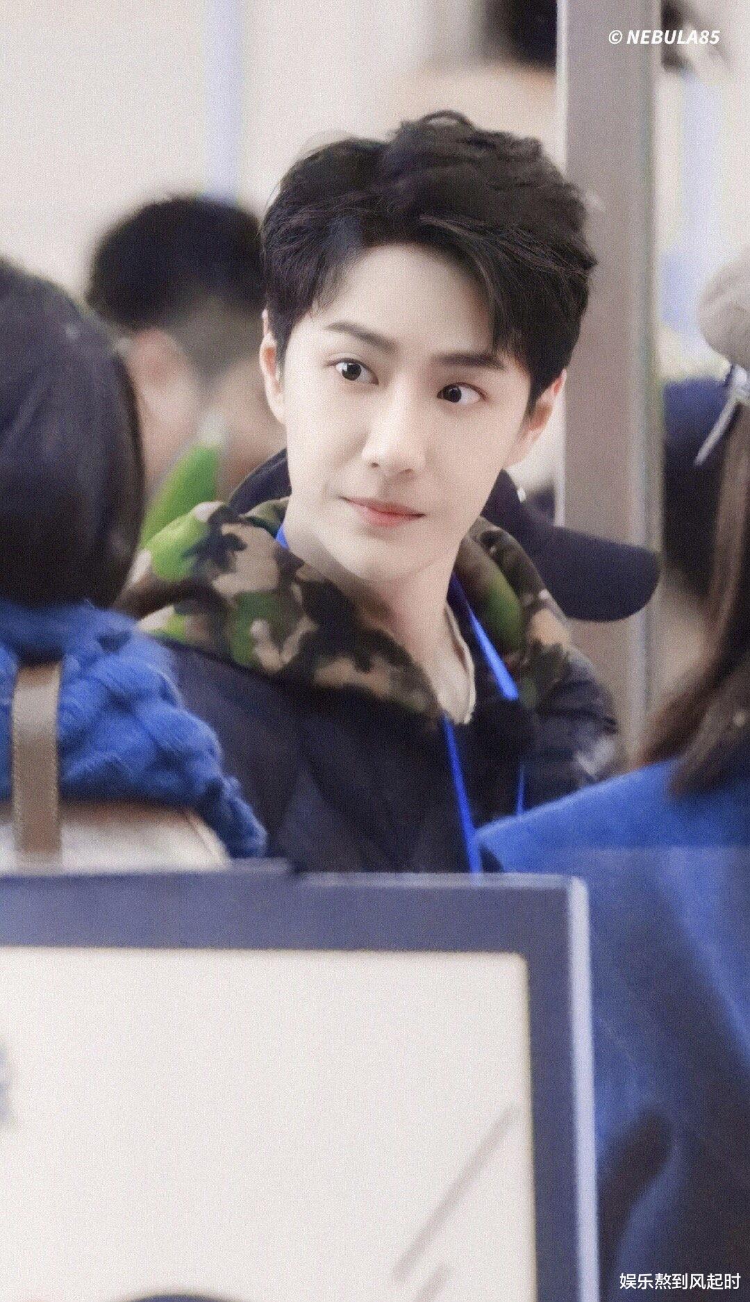 王一博|王一博抵触新流量？张哲瀚接盘代言引不满，《天天》同框成泡影