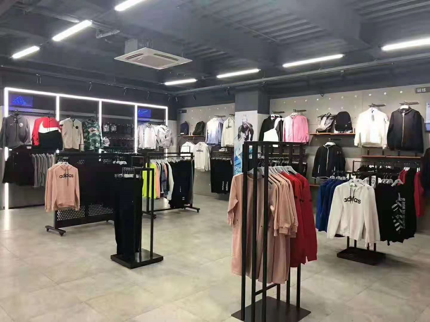 合肥宝龙奥莱体育|耐克阿迪达斯折扣店加盟：口碑的好处