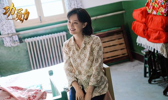 方脸妹说时尚 孙俪现身做公益不忘带货,戴黑帽耳环醒目,穿保暖装笑容灿烂真甜