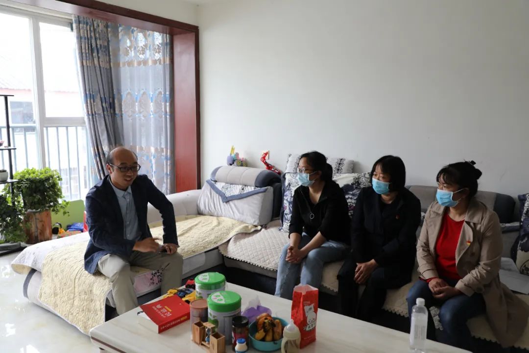 玉龙快报 县医院慰问支援瑞丽职工家属