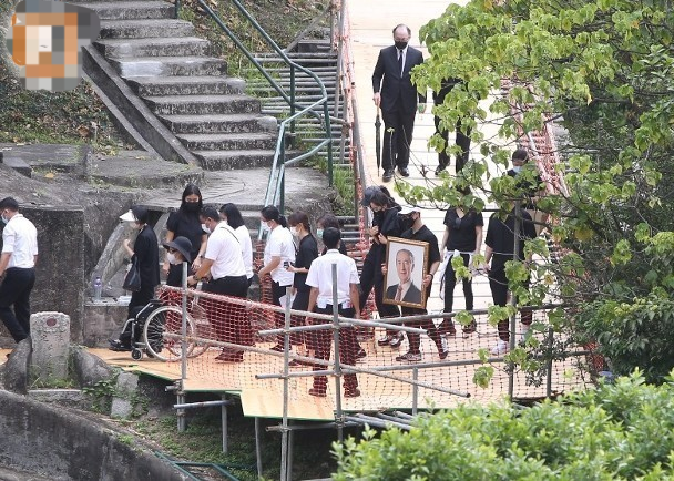 赌王|赌王寿棺由楠木所造，价值600万重达几百斤，出动8名仵工抬灵柩