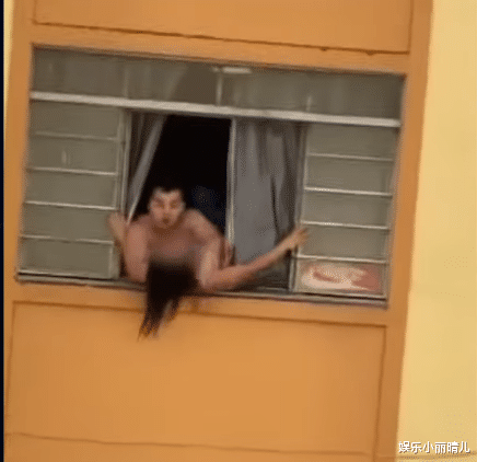 家暴 怀孕10周孕妇被丈夫家暴爬出窗，邻居录下施暴全过程