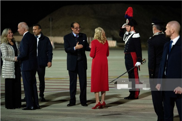 全球时尚风行 70岁美国第一夫人闪耀罗马!一身红色好惊艳,穿红色高跟鞋秀美腿