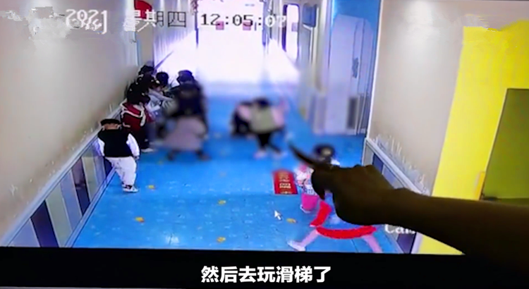 热点趣事 监拍：山东某幼儿园老师骑幼童身上施压，带他们进厕所扇耳光，威胁孩子回家不许告状