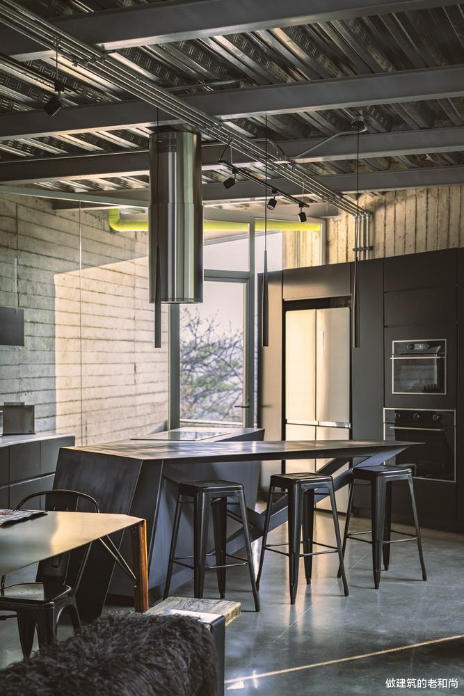 兼顾隐私和采光的住宅：半透明外墙与室外休闲平台搭配相得益彰