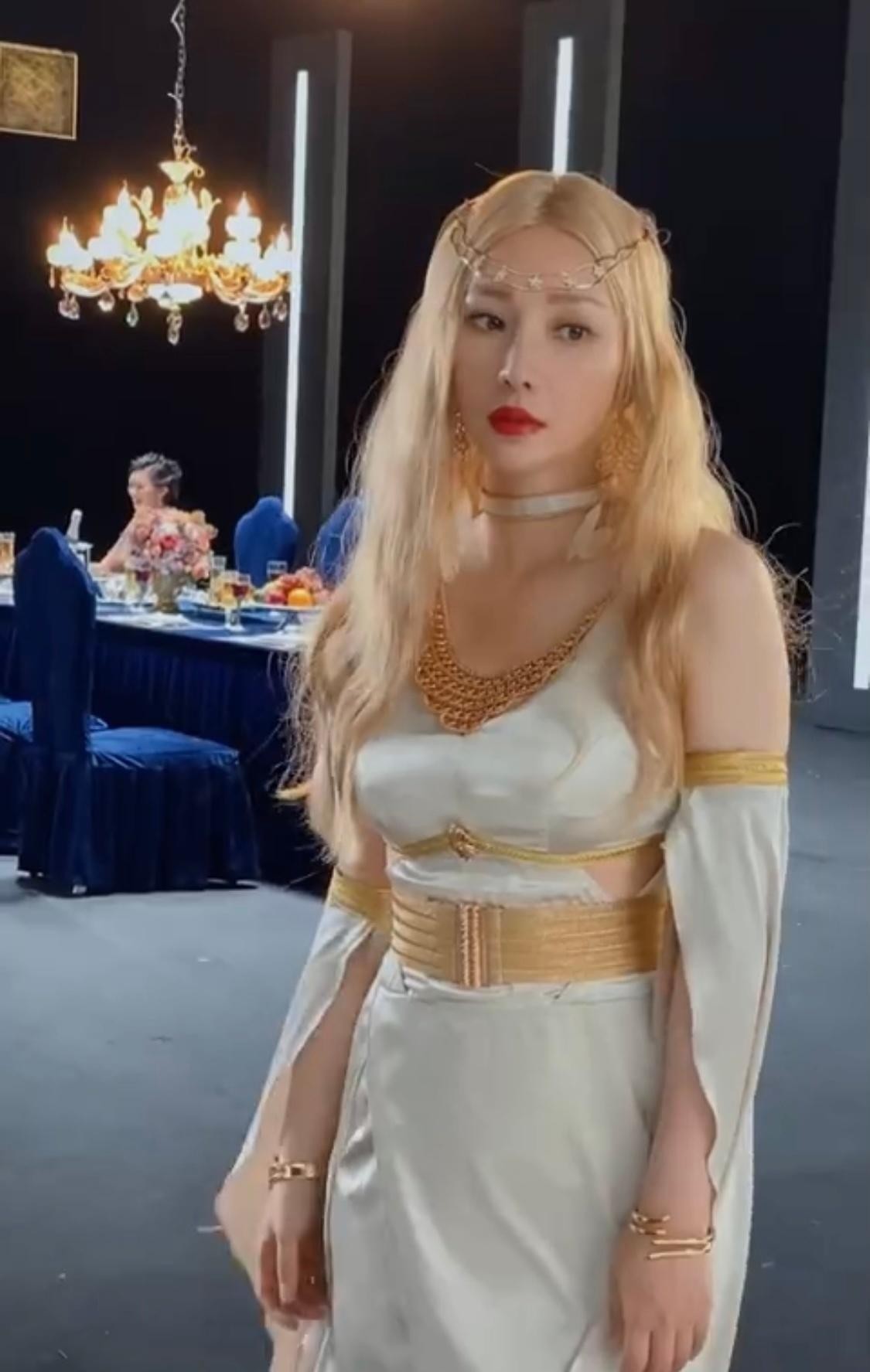 白小白的衣橱|柳岩美起来没别人什么事了，晒出cos雅典娜的视频，肤色白得晃眼