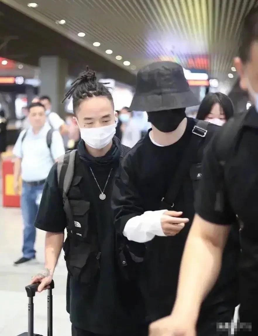 明星|不认识明星就要挨打？网友：这跟黑社会有什么区别