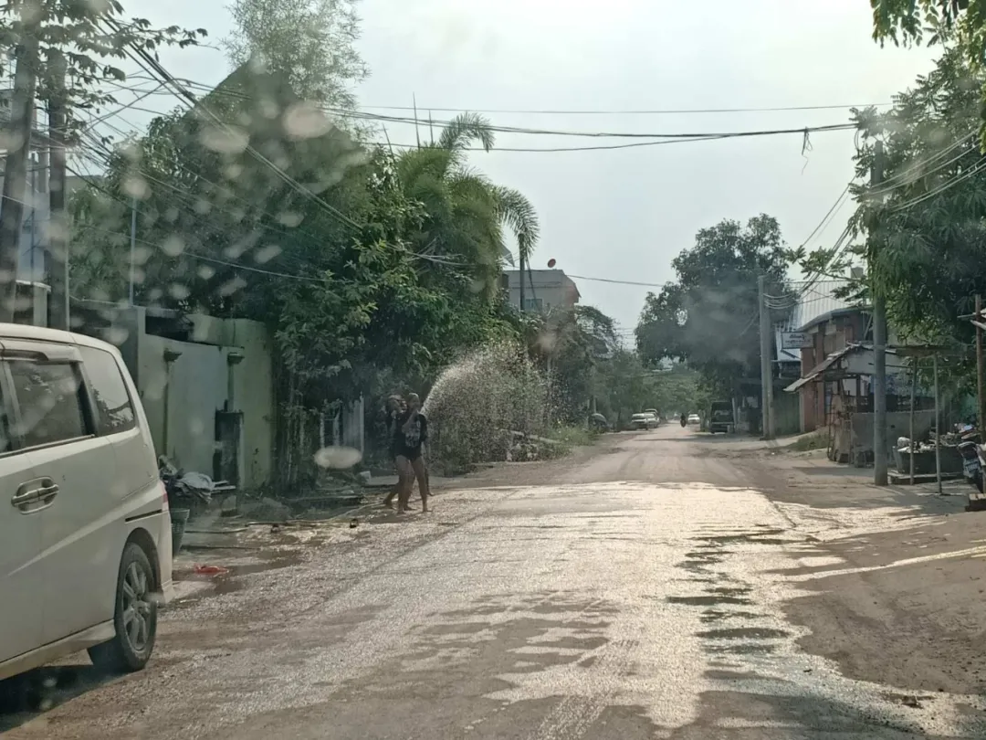 风水人生 泼水节第三天，缅甸掸邦边境民众聚集河边玩起了“湿身派对”