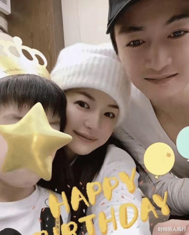 陈晓|陈晓久违高调秀恩爱！穿棉服耍帅不输当年“婚纱吻”，重回星星眼