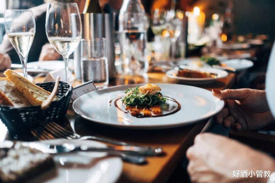 肠胃|喝酒时，“混酒”看似很酷，但危害很大，酒该怎么喝呢？