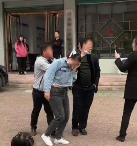 伯父和侄媳妇去酒店被侄子发现,侄媳妇跪地求饶,伯父态度冷漠