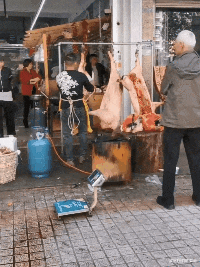 菠菜 “去女老板家上厕所，发现没洞，这怎么用？”网友回复笑趴了...