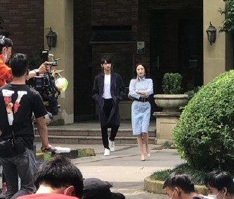 杨幂|杨幂拍戏遭围观，态度高冷惹路人“不满”，获专人撑伞换鞋排场大