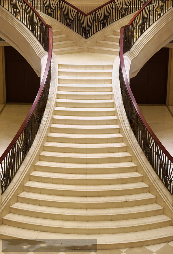 牛人|牛人楼梯的设计太赞了，二楼卧室在半空，犹如天上人间！