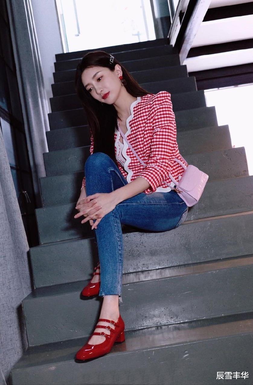 辰雪丰华 江疏影挺会扮嫩的，粉色“小香风”外套加身，气质真的太甜美了