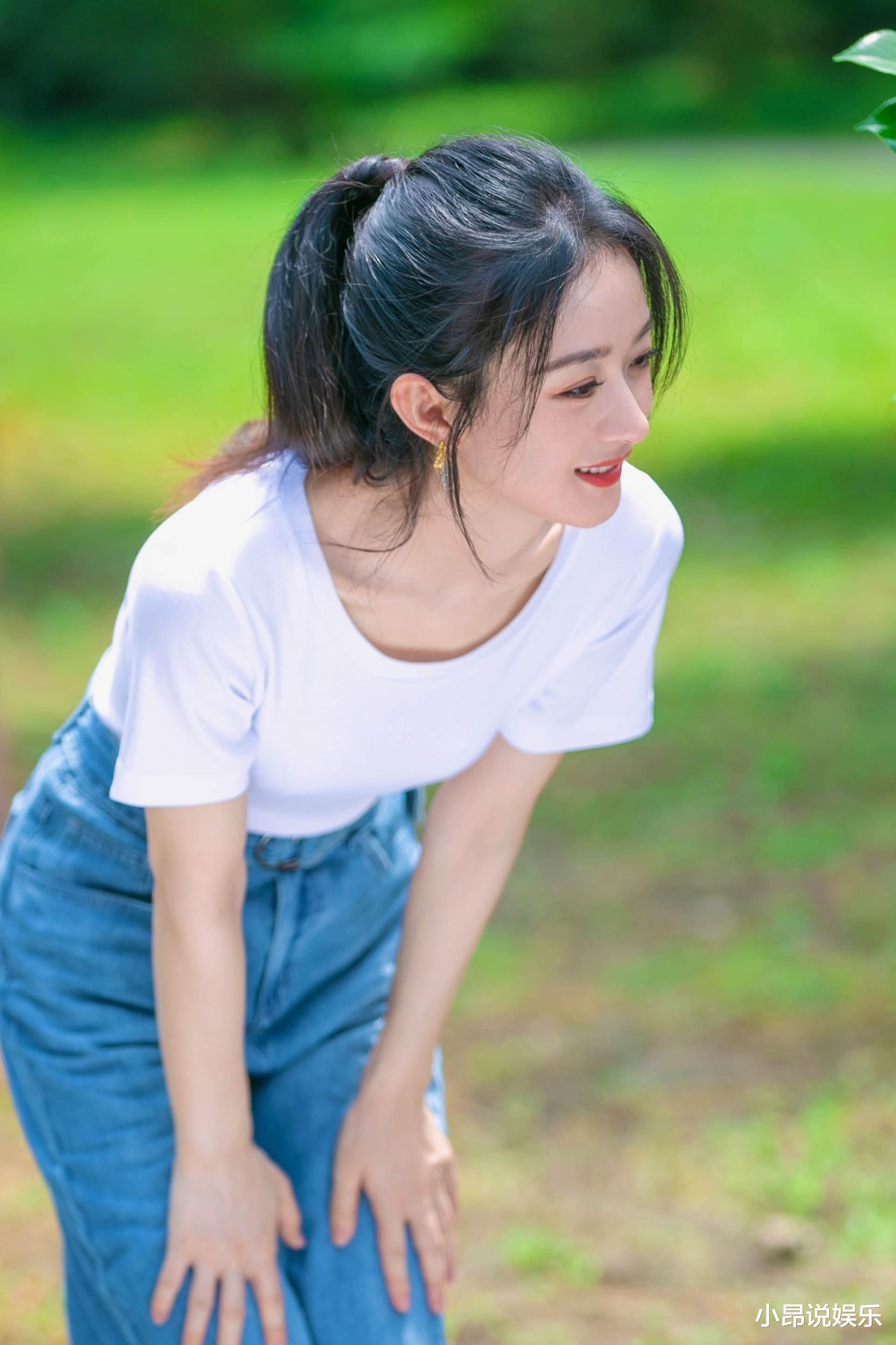 王小利|赵丽颖录制《拜冰》路透：保温杯套都是奢侈品，一双大长腿很晃眼