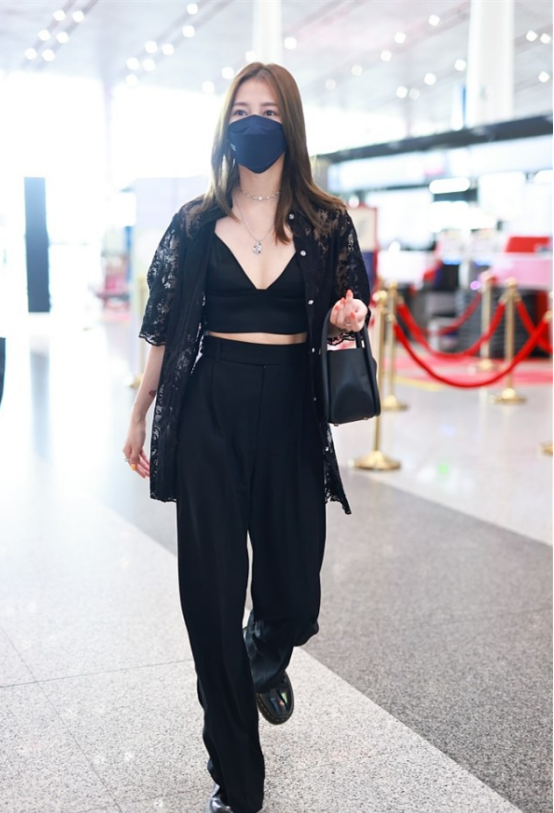 BiuFashion|唱《不得不爱》的弦子人美歌甜，私服衣品也让人心动，时尚轻松