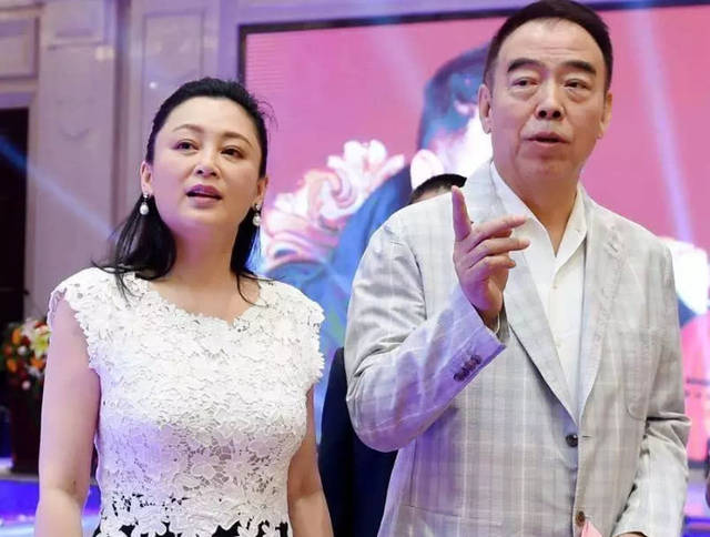 迪士尼|2段婚姻1段同居都没孩子，陈红凭啥就能怀上？网友：并非肚皮争气