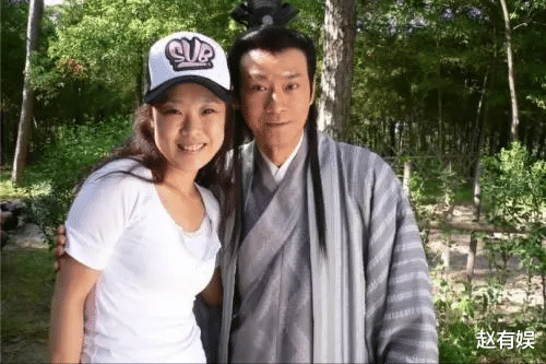 柘榴|8个月时父母离婚，21岁母亲离世后，生父对她不闻不问