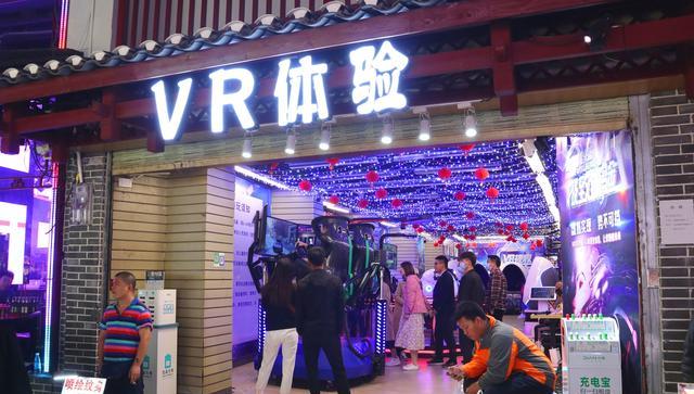 阳朔 小长假第一夜，桂林阳朔西街沸腾了，老外还不少